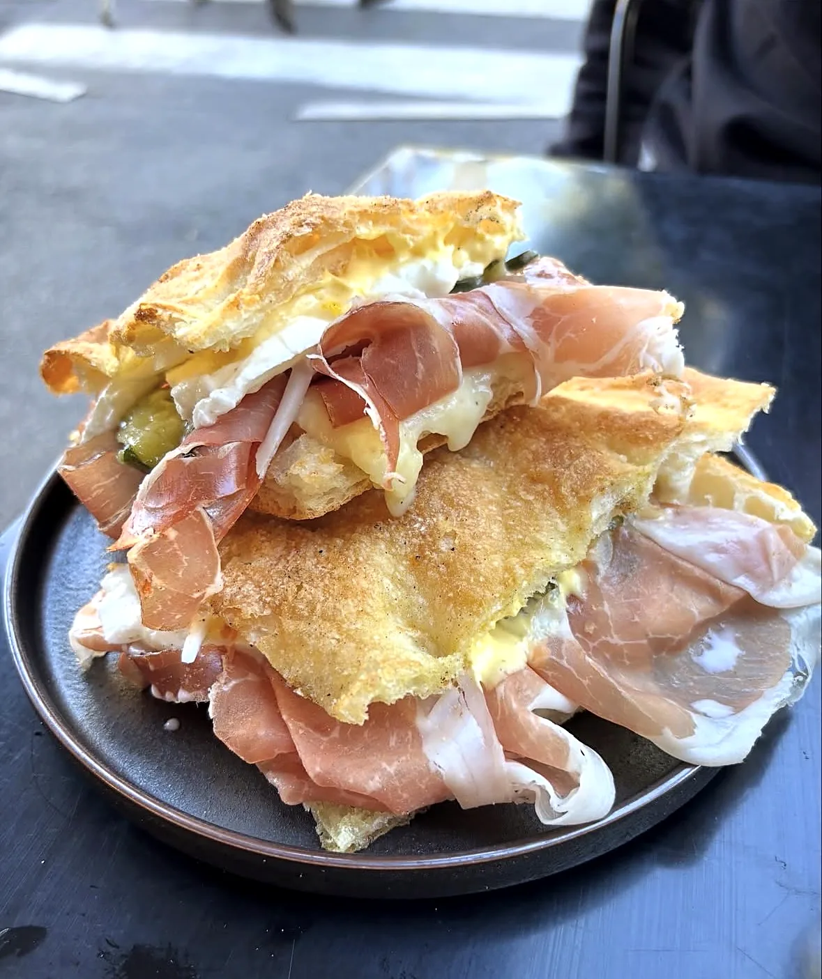 Schiaccia alla pala farcita con prosciutto crudo