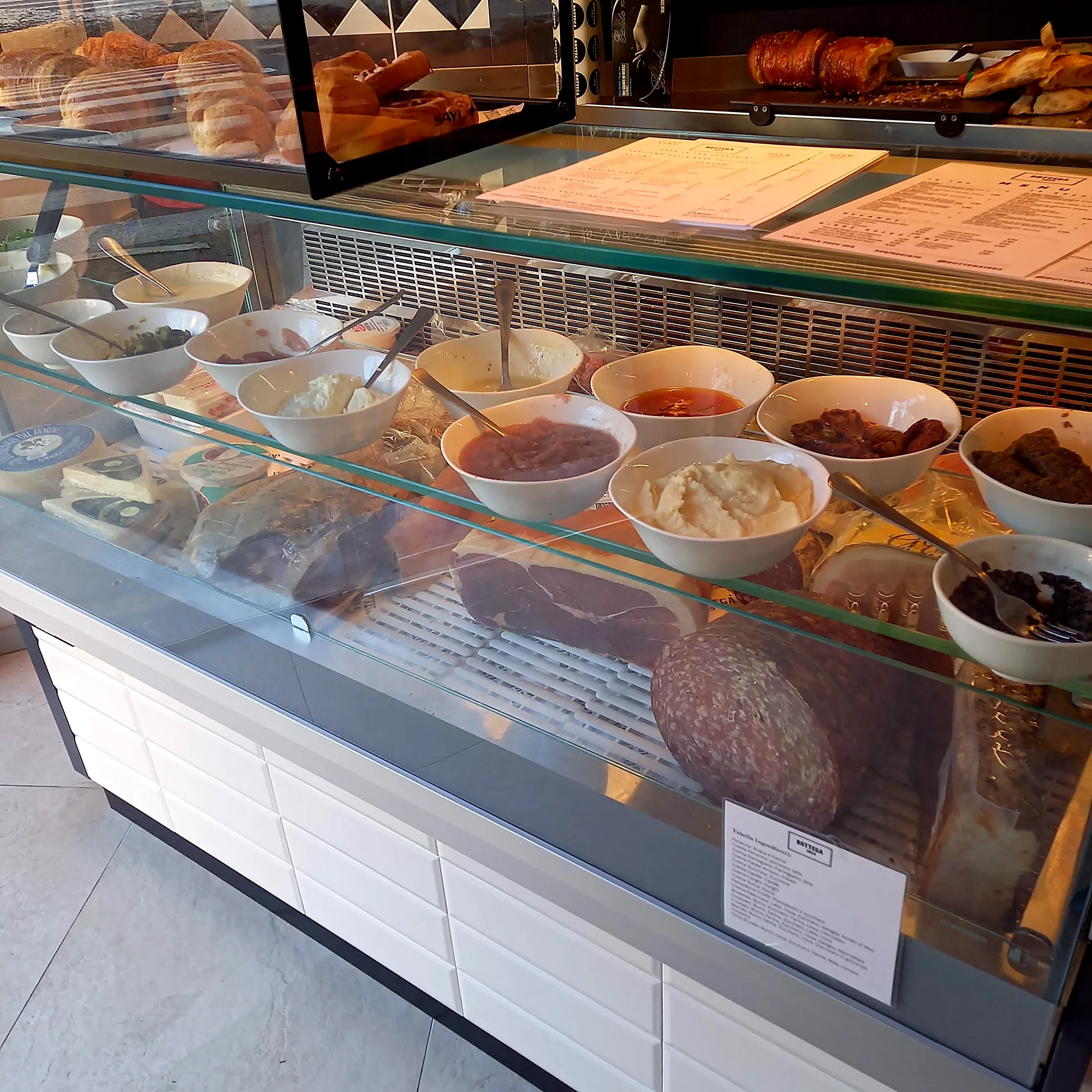Il bancone con salumi, formaggi e le ciotole degli ingredienti
