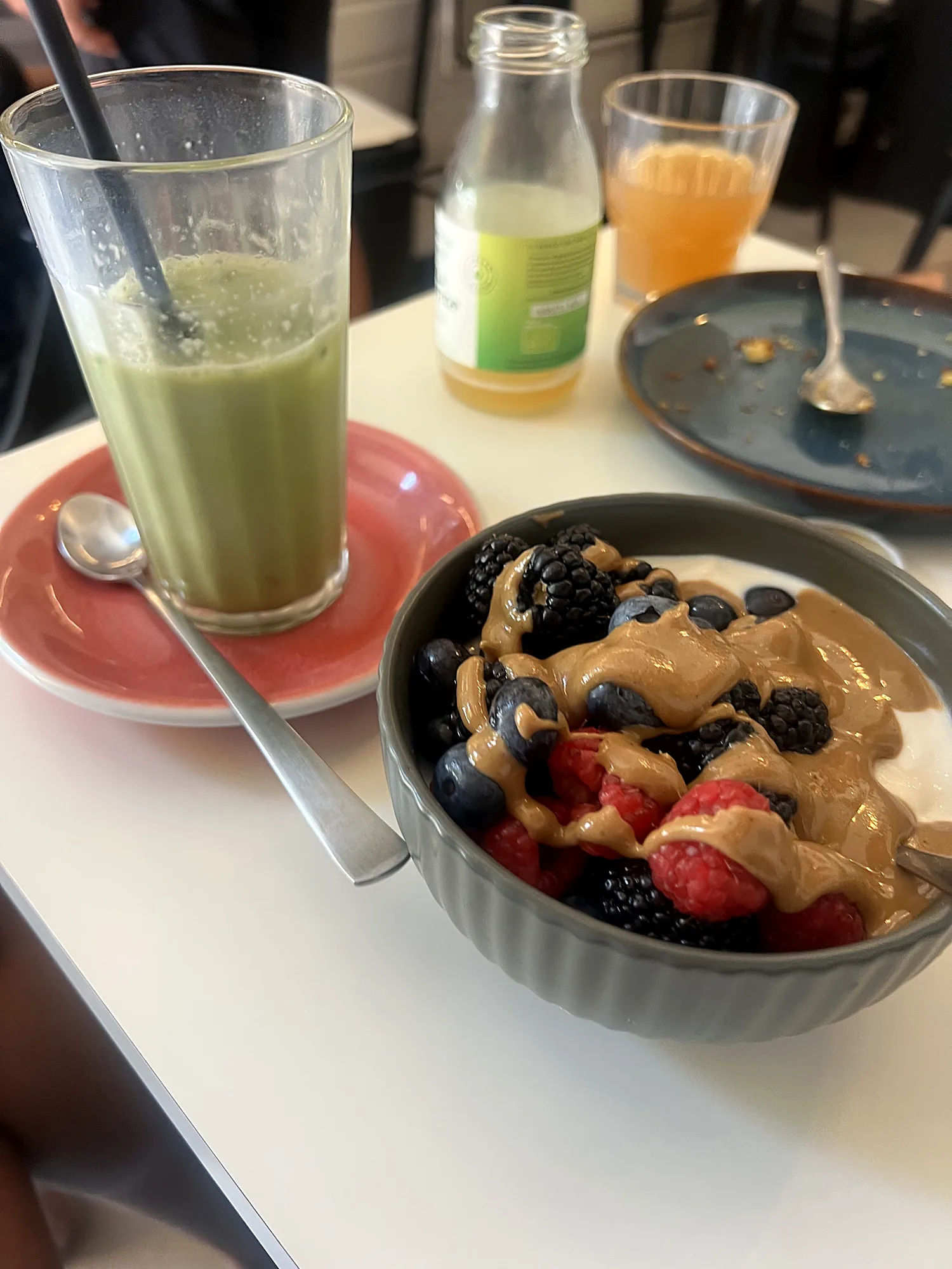 Tavolo apparecchiato con yogurt bowl e frutta fresca